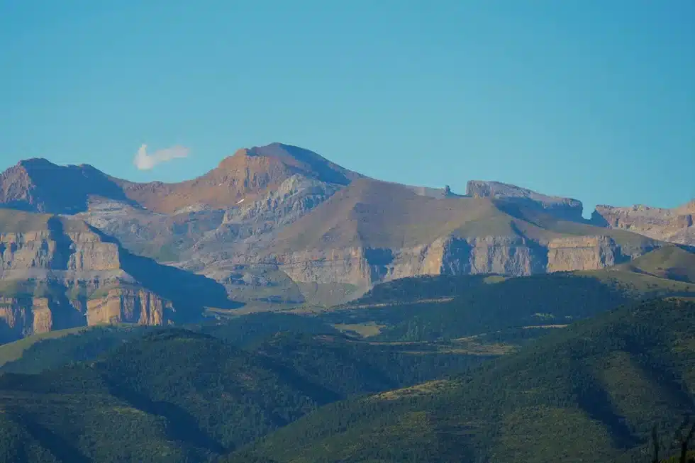 una cadena montañosa con arboles en el pirineo