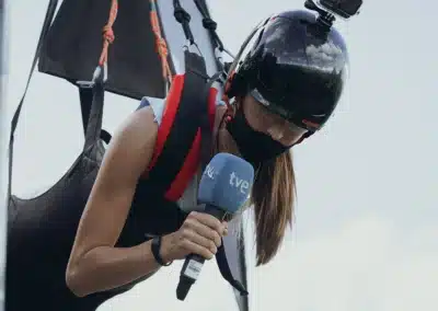 Reportera del canal de TV TVE preparada con micrófono para un salto en tirolina.